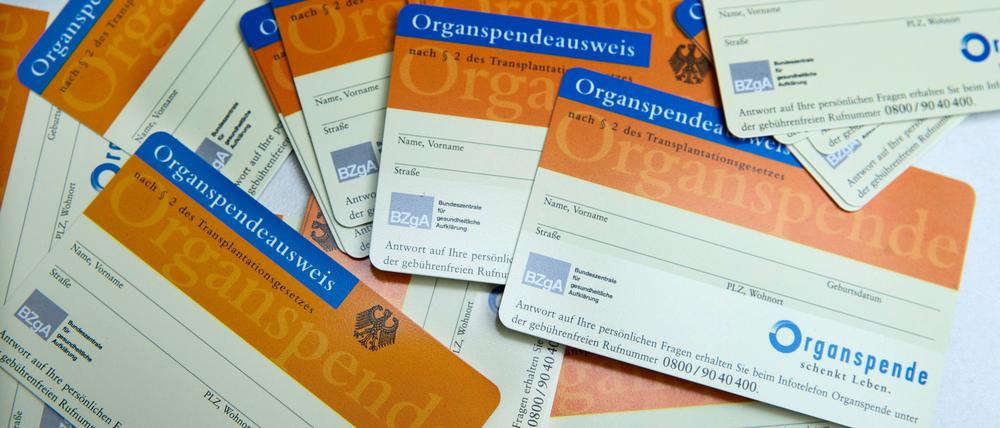 Tausende Kranke in Deutschland warten auf ein Spenderorgan – oft vergeblich wegen der geringen Zahl der Spender. 