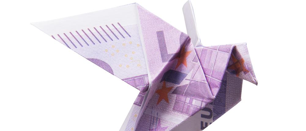 Origami statt Zahlungsmittel: Ein Geldschein ist zu einem Vogel gefaltet.