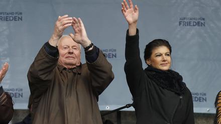 Oscar Lafontaine und Sahra Wagenknecht auf der Kundgebung am Brandenburger Tor