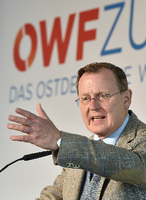 Bundeskanzler Olaf Scholz gab sich zu Beginn des ostdeutschen Wirtschaftsforums selbstkritisch. Foto: Patrick Pleul/dpa