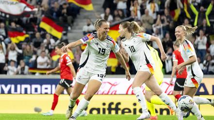 Deutschlands Klara Bühl (l) jubelt nach ihrem Treffer zum 2:2 mit den Teamkolleginnen.