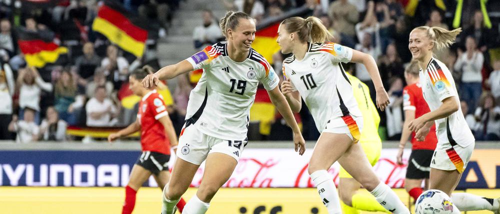 Deutschlands Klara Bühl (l) jubelt nach ihrem Treffer zum 2:2 mit den Teamkolleginnen.