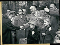 Otto Suhr (in der Mitte des Bildes) war erster Direktor der neuen Hochschule - und ab 1955 Regierender Bürgermeister von Berlin. Das Bild zeigt ihn im Jahr darauf. Foto: Imago/Zuma/Keystone