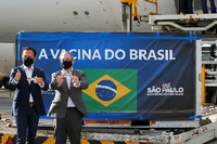 Der Gouverneur Sao Paulos, Joao Doria, und der Staatsminister für Gesundheit, Jean Gorinchteyn, halten den Sinovac-Impfstoff in den Händen, nachdem er in Brasilien angekommen ist. Foto: Amanda Perobelli/REUTERS