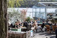Menschen in einem Café in Schweden in Zeiten von Corona. Foto: via REUTERS