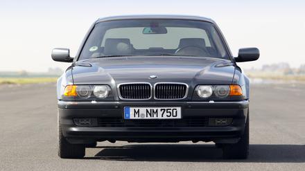 Wer sich nach einem BMW Youngtimer umschaut, sei gut beraten, wenn er ein sportliches Modell mit mindestens sechs Zylindern und bestenfalls einem M-Emblem ins Auge fasse, sagt Helmut Käs, der Leiter der BMW Group Classic in München.