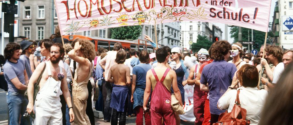 Der „Homolulu“-Protestmarsch. Mehr als 1000 Schwule und rund 100 Lesben demonstrierten am 28. Juli 1979 in der Innenstadt von Frankfurt am Main gegen die Diskriminierung von Homosexuellen.
