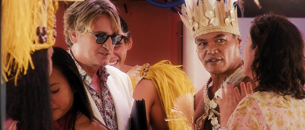 Provinzpatron De Roller (Benoît Magimel) handelt die politische Geschäfte der französischen Kolonie Tahiti im Nachtclub aus.