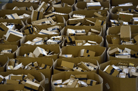 Pakete werden am Vorabend des "Black Friday" am 24. November 2016 in einem Logistikzentrum von Amazon gelagert. Foto: AFP/Gerard Julien