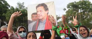 Mitglieder von Imran Khans Partei demonstrieren gegen dessen Verhaftung.