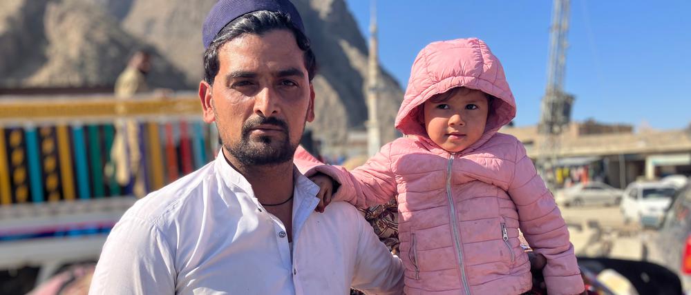 Pakistan, Torcham: Ismail Khan steht mit seiner Familie am Grenzübergang Torcham zu Afghanistan. Pakistan nennt er sein Zuhause, in Afghanistan müsse er von Null anfangen. 