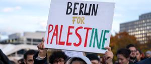 Pro-palästinensische Demonstranten versammeln sich am Berliner Alexanderplatz unter dem Motto „Demokratische Grundrechte verteidigen: Meinungsfreiheit auch für Palästinenser:innen“ 