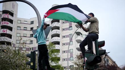 Am Kottbusser Tor halten zwei Männer eine Palästinenser Flagge hoch. Unter dem Motto «Revolutionärer 1. Mai» hatten linke und linksradikale Gruppen zu einer Demonstration am Tag der Arbeit aufgerufen. +++ dpa-Bildfunk +++