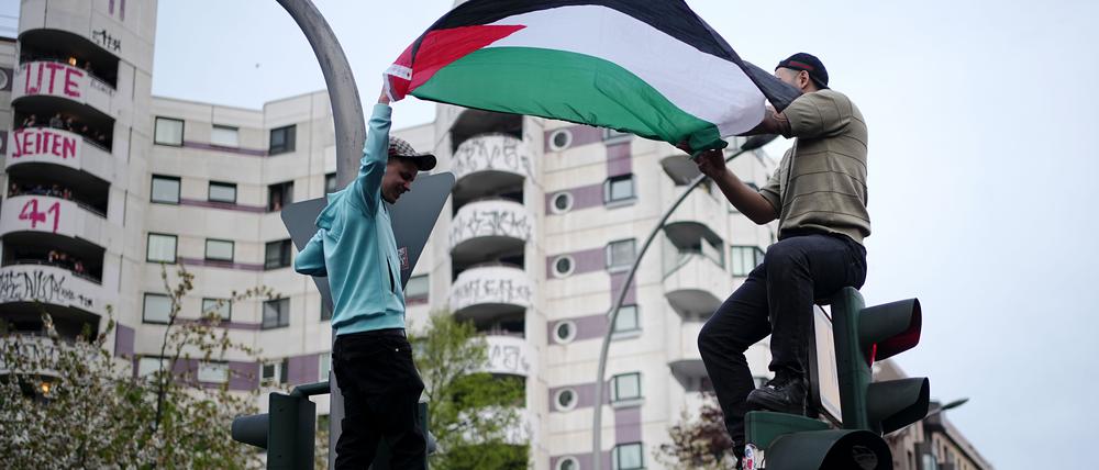 Am Kottbusser Tor halten zwei Männer eine Palästinenser Flagge hoch. Unter dem Motto «Revolutionärer 1. Mai» hatten linke und linksradikale Gruppen zu einer Demonstration am Tag der Arbeit aufgerufen.