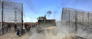Mit Bulldozern und Sprengsätzen riss die Terrorganisation Hamas am Samstag an mehreren Stellen die Grenzbefestigung zu Israel nieder.