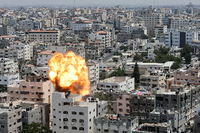 Während eines israelischen Luftangriffs am 6. August 2022 steigen in Gaza-Stadt Flammen und Rauch auf. Foto: Mohammed Salem/REUTERS