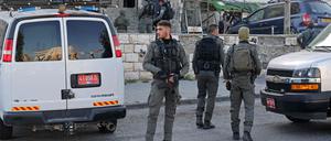 Israelische Sicherheitskräfte suchen nach einem Schusswechsel im Stadtteil Sheikh Jarrah im annektierten Ostjerusalem nach Verdächtigen. 