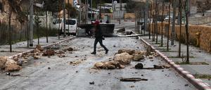 Ein Palästinenser läuft über eine blockierte Straße in Ost-Jerusalem. Die Gewalt eskaliert erneut im Nahostkonflikt.