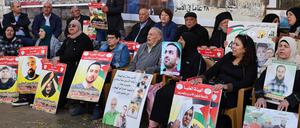 Verwandte palästinensischer Häftlinge in Israel demonstrieren in Ramallah für deren Freilassung. 