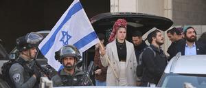 Siedler, Mitglieder der Partei Religiöser Zionismus und israelische Soldaten im palästinensischen Dorf Huwara, das Siedler verwüsteten, ohne dass die Armee eingriff.  