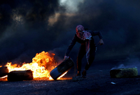 Zeichen der Gewalt. Immer wieder kommt es wie hier in der Nähe von Ramallah zu Gefechten zwischen Palästinensern und israelischen Sicherheitskräften. Foto: Mohamad Torokman/Reuters