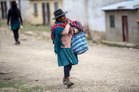 Selbst zu Fuß kehrten viele aus den Städten in die Andendörfer zurück – wie hier nach Pampas de Leque. Foto: Florian Kopp