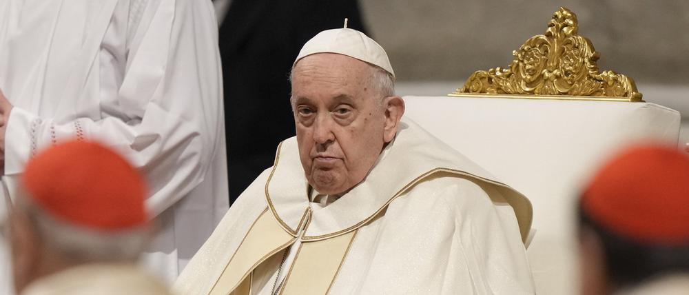 Papst Franziskus nimmt im Dezember 2023 an einer Messe für die Jungfrau Maria von Guadalupe im Petersdom teil.