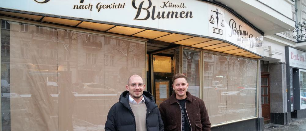 Vianney Lancres (l.) und Jannis Lucian Groh wollen die Parfümerie „Harry Lehmann“ an der Kantstraße wiedereröffnen.