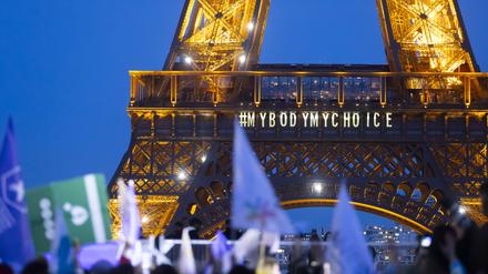 My Body, my choice steht auf einem Leuchtband am Eiffelturm in Paris.