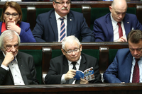 Erklärter Katzenfreund: PiS-Chef Jaroslaw Kaczynski blättert im Parlament in einem Katzenbuch. Foto: imago/Eastnews