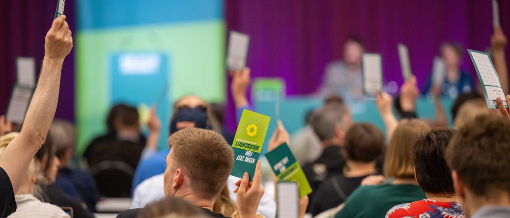 Delegierte halten auf der Landesdelegiertenkonferenz von Bündnis 90/Die Grünen Berlin ihre Stimmzettel hoch. Im Mittelpunkt des Parteitags im Stadtteil Moabit steht die Klimapolitik.