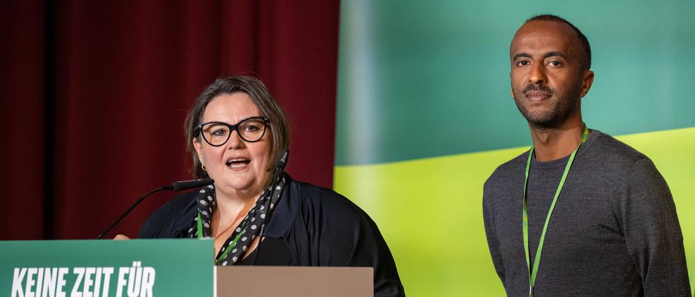 Susanne Mertens und Philmon Ghirmai, Landesvorsitzende von Bündnis 90/Die Grünen in Berlin, sprechen auf der Landesdelegiertenkonferenz ihrer Partei. 