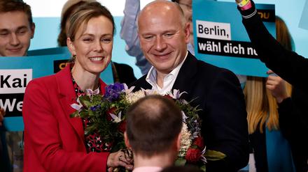 Manja Schreiner (CDU), stellvertretende Vorsitzende des Landesverbandes der CDU Berlin, überreicht Blumen an Kai Wegner (CDU), Vorsitzender des Landesverbandes und Fraktionschef seiner Partei im Abgeordnetenhaus, nach seiner Wahl zum Spitzenkandidaten auf dem CDU-Landesparteitag.