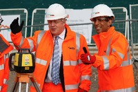 Im Machermodus. Boris Johnson und Finanzminister Rishi Sunak. Derzeit läuft es aber nicht so gut mit der Versorgung der Bevölkerung. Foto: dpa