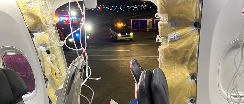 Sauerstoffmasken hängen von der Decke der Maschine der Alaska Airlines nach der Notlandung in Portland herunter.  