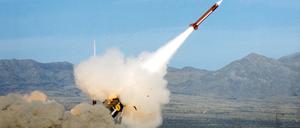 Eine Luftabwehrrakete vom Typ „Patriot“ wird zu Testzwecken abgeschossen. 