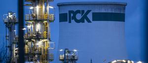 Die Anlagen der Erdölraffinerie auf dem Industriegelände der PCK-Raffinerie GmbH sind abends beleuchtet. Ab Januar 2023 sollen die Öl-Lieferungen aus Russland durch die Pipeline „Freundschaft“ ausgesetzt werden.