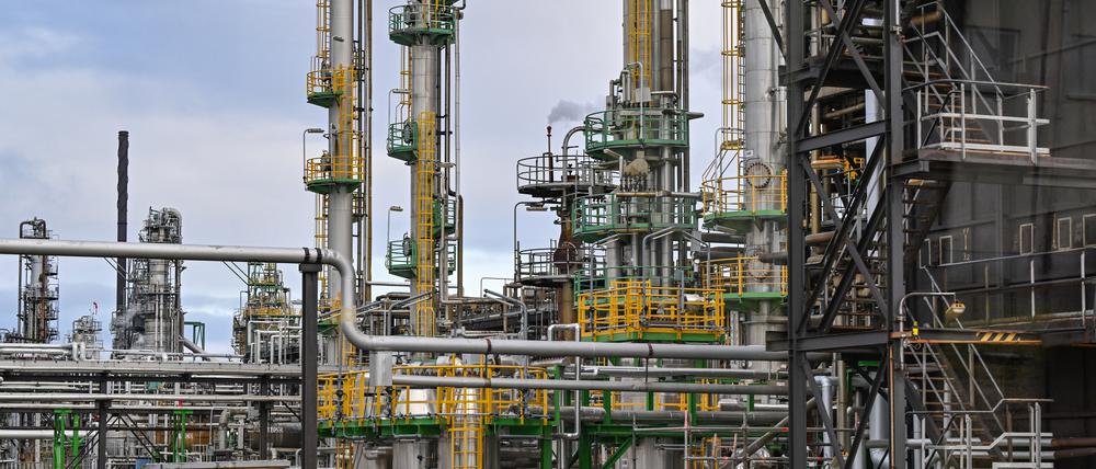 Verschiedene Anlagen der Rohölverarbeitung auf dem Gelände der PCK-Raffinerie GmbH. Die Raffinerie in Schwedt in der Uckermark im Nordosten von Brandenburg versorgt große Teile des Nordostens Deutschlands mit Treibstoff. 