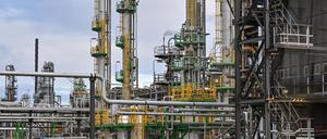 Verschiedene Anlagen der Rohölverarbeitung auf dem Gelände der PCK-Raffinerie GmbH. Die Raffinerie in Schwedt in der Uckermark im Nordosten von Brandenburg versorgt große Teile des Nordostens Deutschlands mit Treibstoff. 