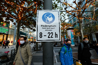 Hinweis auf die Maskenpflicht in Frankfurt. Foto: REUTERS/Ralph Orlowski