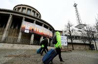 Touristen vor dem Berliner Messegelände. REUTERS/Fabrizio Bensch
