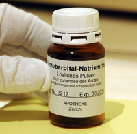 Ein Fläschchen mit Pentobarbital-Natrium, das bei der Sterbehilfe verwandt wird. Foto: picture alliance / Winfried Roth