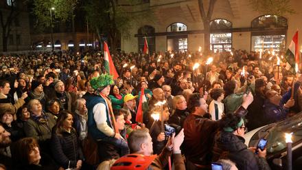 Budapest am Dienstagabend: Protestierende fordern den Rücktritt von Regierungschef Orbán und des ungarischen Generalstaatsanwalts.