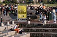 „In Malmö ist es nah zu allem. Aber jetzt halten wir Abstand", steht auf dem Plakat.“ Foto: imago images/TT/Johan Nilsson