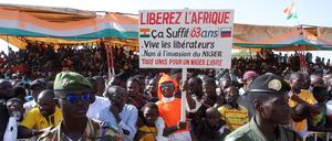 „Befreit Afrika“ steht auf dem Schild von Demonstranten anlässlich einer Versammlung der Premierminister Malis, Burkina Fasos und Nigers am 29. Dezember 2023. 