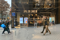 Ohne Auto erreichbar: Blick aus dem Schaufenster eines Ikea-"Planungsstudios" für Küchen in einer Fußgängerzone im Zentrum der schwedischen Hauptstadt Stockholm. Foto: REUTERS/Anna Ringstrom