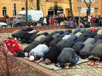 Weil ihre Gemeinderäume zerstört sind, müssen die Gläubigen der Koca Sinan Moschee in Berlin-Reinickendorf draußen beten. Foto: Inke Kappeler/Reuters