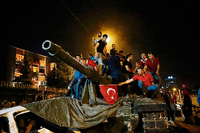 Türken feiern das Ende des Putschversuchs im Juli 2016 in Ankara auf einem Panzer. Foto: REUTERS/Tumay Berkin
