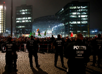 Polizisten sichern am 9. November 2018 den Gegenprotest am Berliner Hauptbahnhof ab Foto: REUTERS/Axel Schmidt