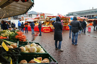 Auch auf Hanaus Wochenmarkt gelten die Corona-Abstandsregeln. Foto: Kai Pfaffenbach/Reuters
